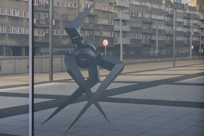 Bez tytułu 1, stal czarna, 207 × 130 × 115 cm — ujęcie 5