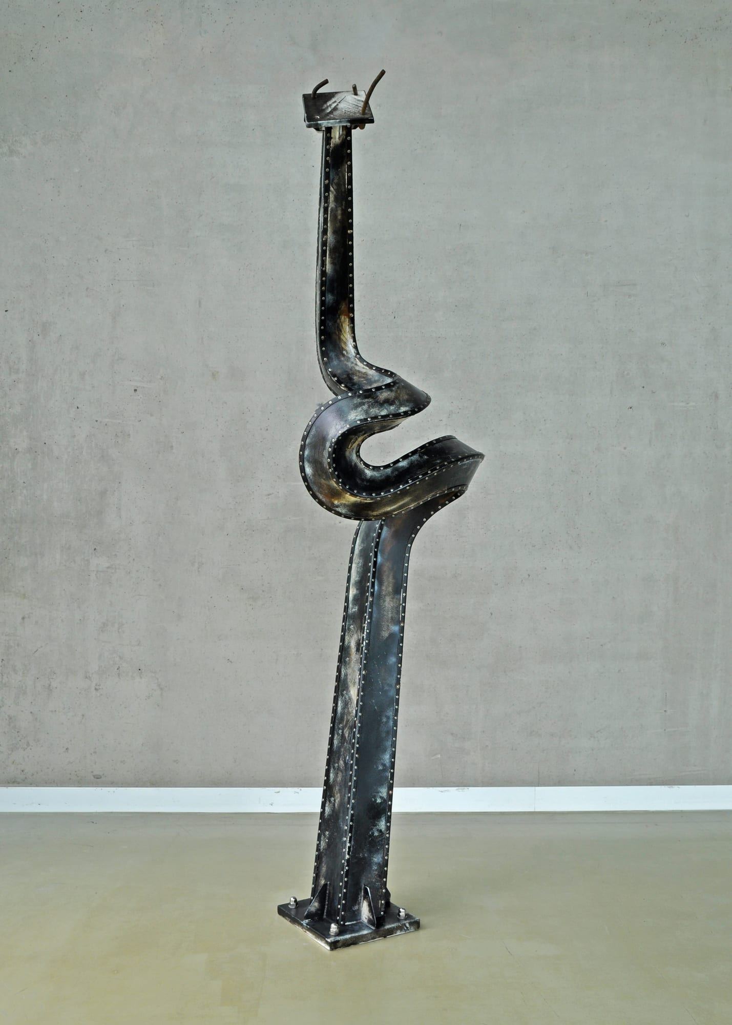 Pień, stal czarna, 260 × 120 × 80 cm — ujęcie 3