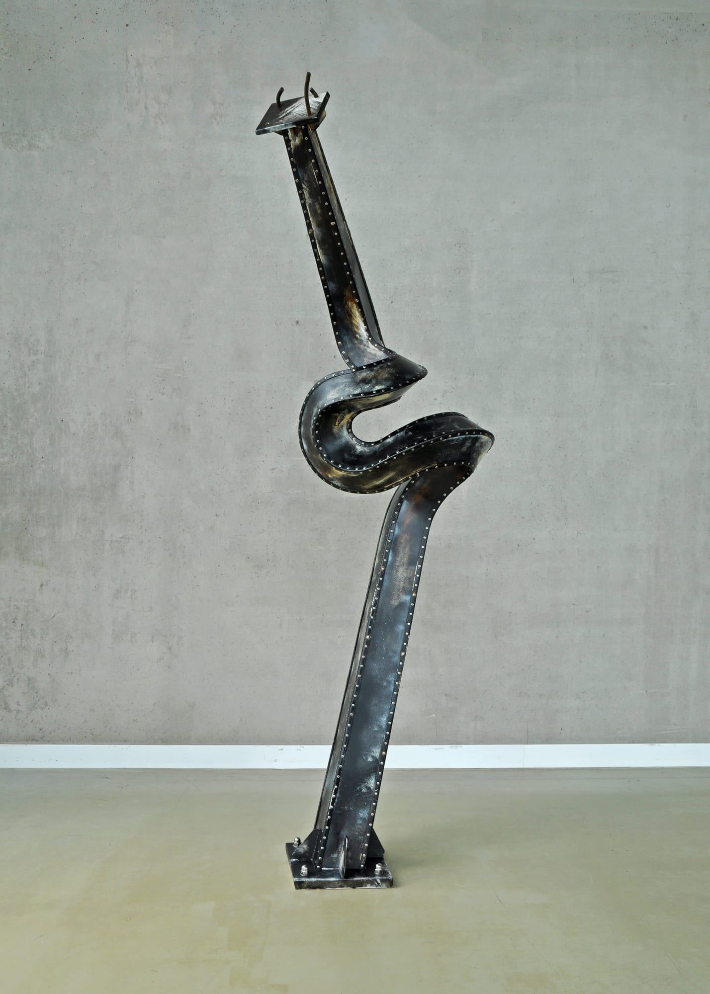 Pień, stal czarna, 260 × 120 × 80 cm — ujęcie 4