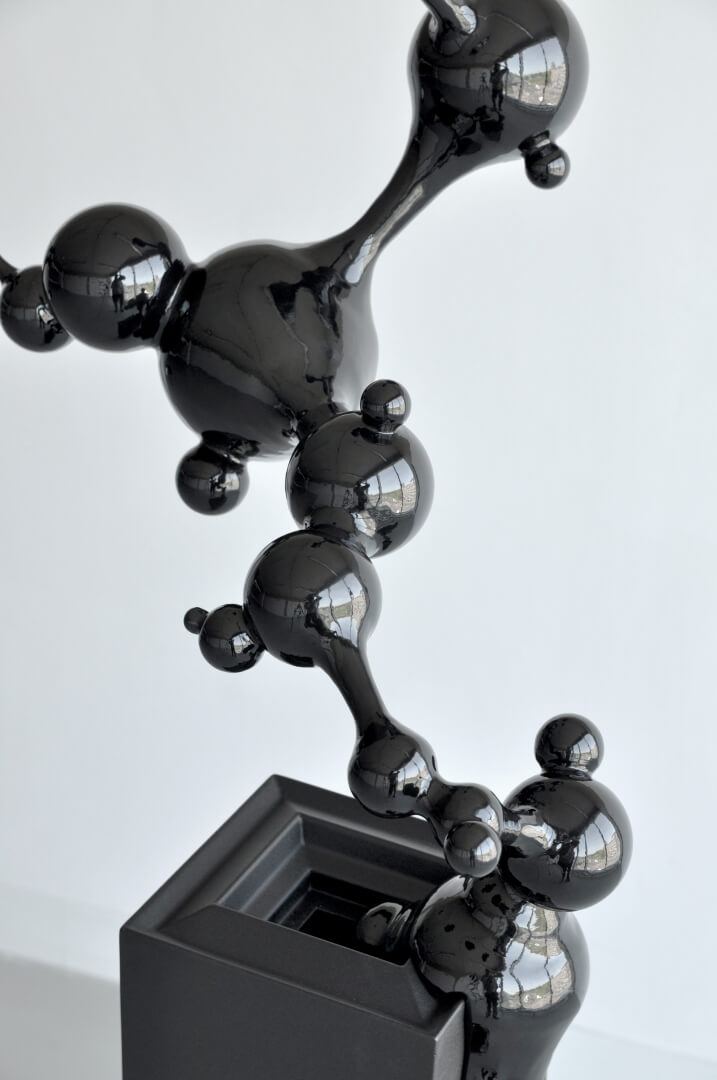 Obiekt numer 1, stal czarna, 60 × 50 × 160 cm — ujęcie 3