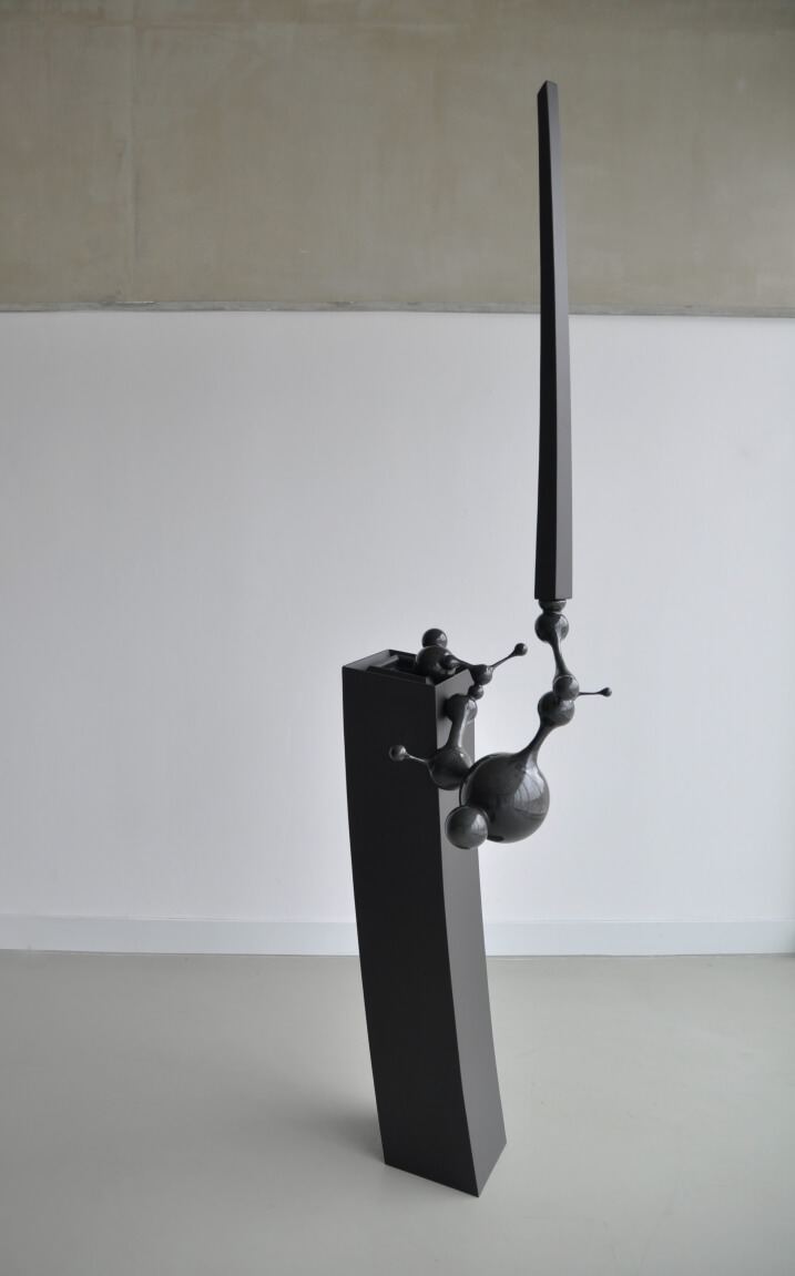 Obiekt numer 2, stal czarna, 75 × 40 × 200 cm — ujęcie 4