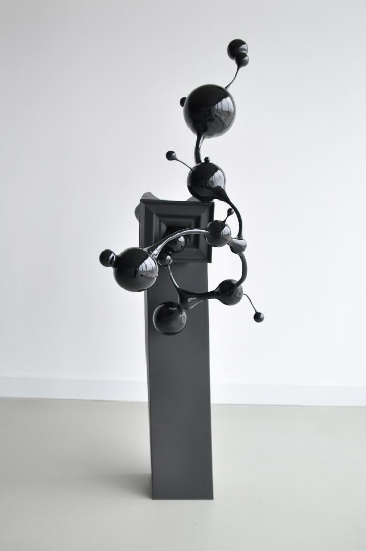 Obiekt numer 3, stal czarna, 60 × 80 × 140 cm — ujęcie 3