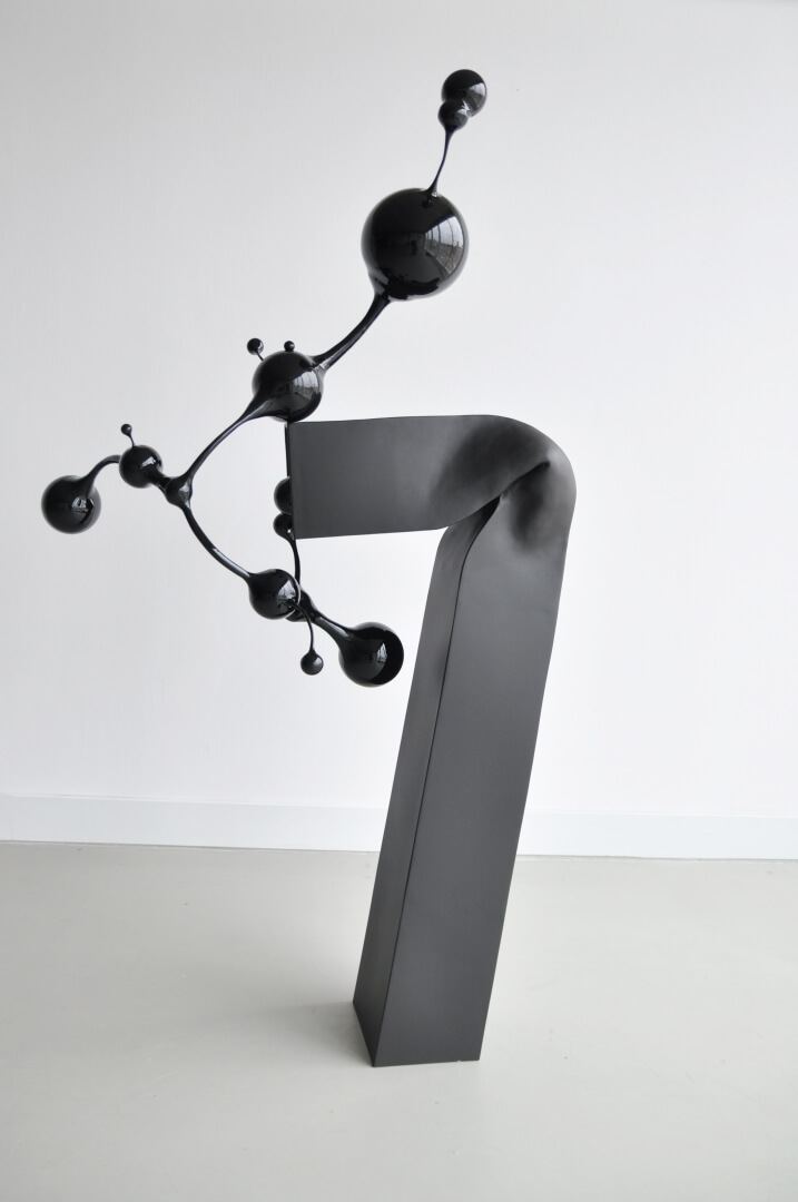 Obiekt numer 3, stal czarna, 60 × 80 × 140 cm — ujęcie 4