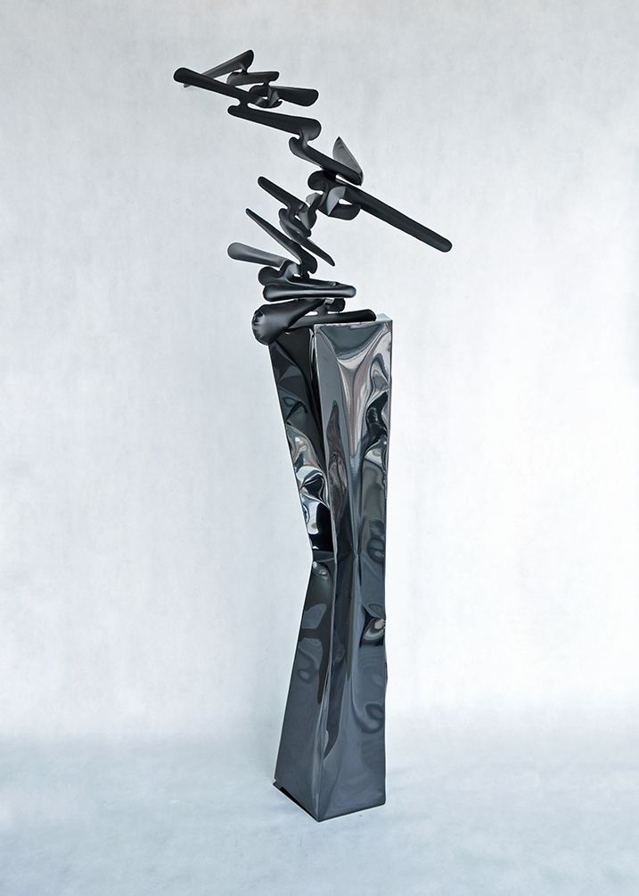 Obiekt numer 5, stal czarna, 230 × 50 × 70 cm — ujęcie 3