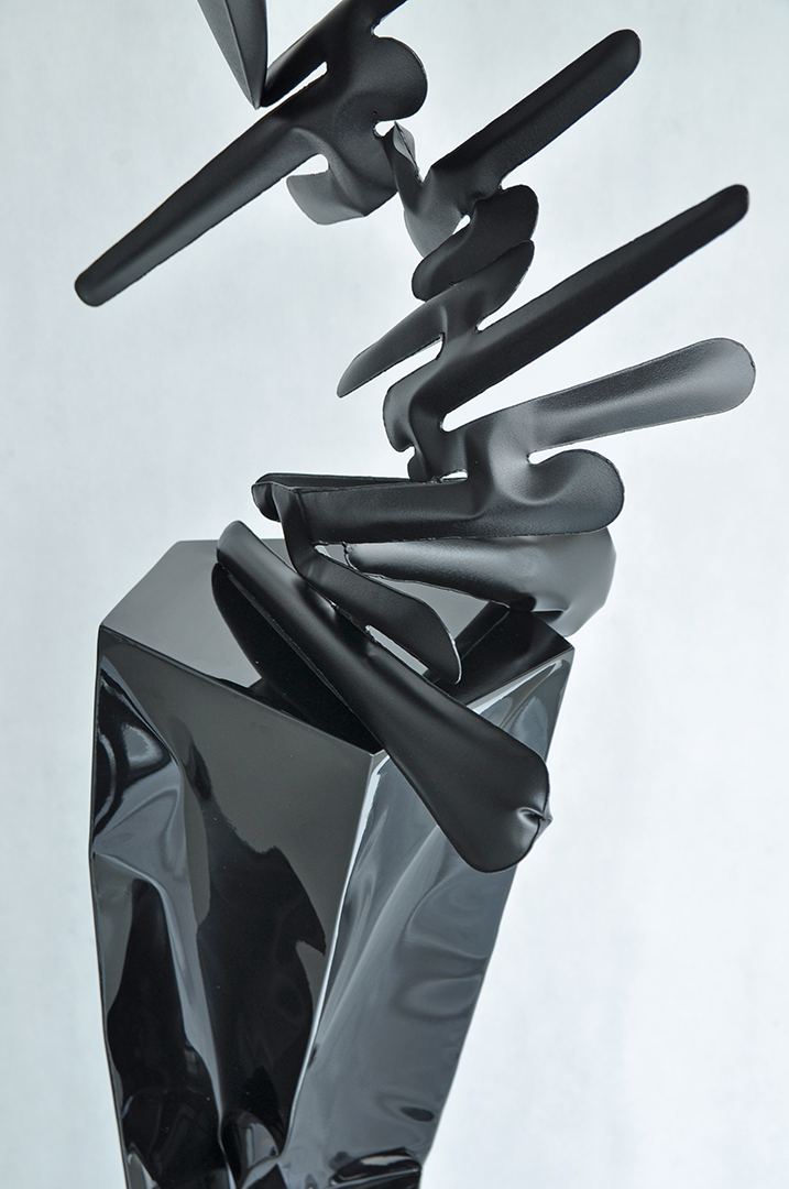 Obiekt numer 5, stal czarna, 230 × 50 × 70 cm — ujęcie 5