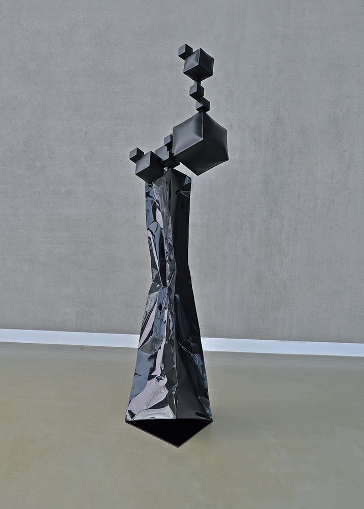 Obiekt numer 6, stal czarna, 195 × 70 × 105 cm — ujęcie 4