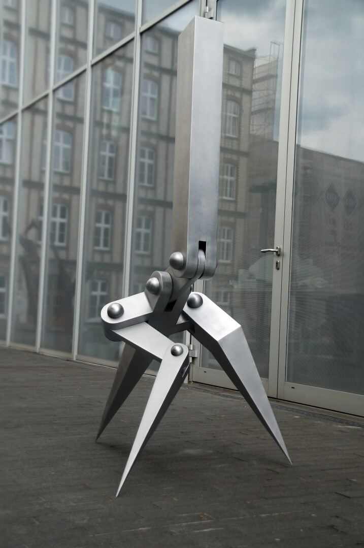 Pion, stal czarna, 175 × 105 × 105 cm — ujęcie 3