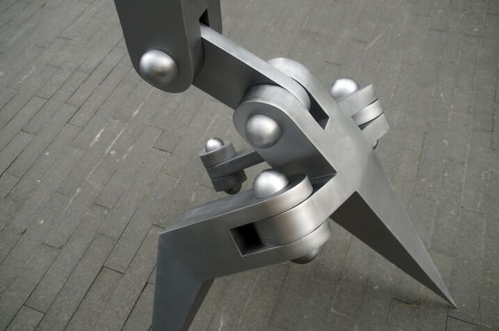 Pion, stal czarna, 175 × 105 × 105 cm — ujęcie 4